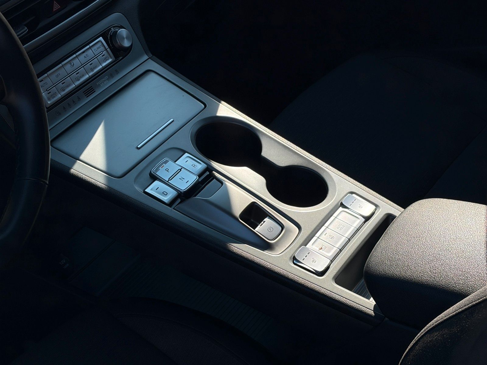 Fahrzeugabbildung Hyundai KONA E Select ACC PDC LFA LKA SHZ LHZ CarPlay