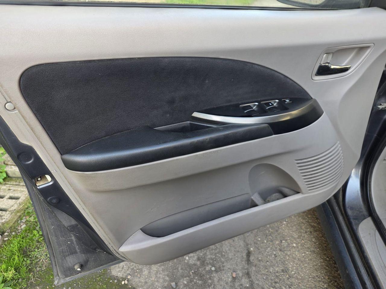 Mitsubishi Grandis 2006 — photo 15