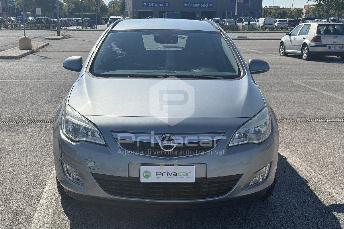 Opel Astra 2011 — rear view