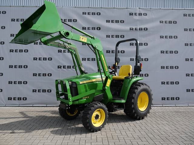 John Deere ALLRAD Kompakttraktor 3025E mit Frontlader