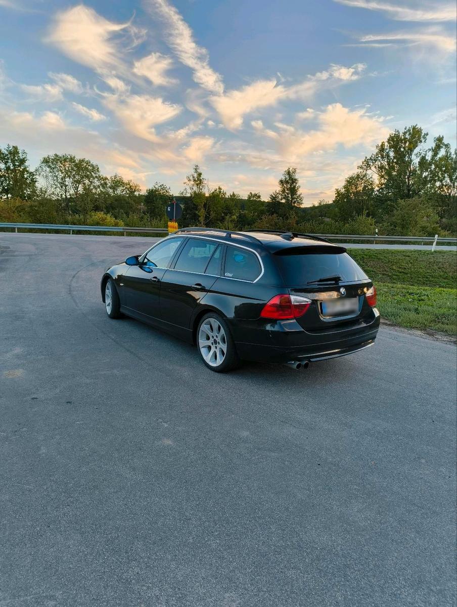 BMW 330 2006 — вигляд ззаду