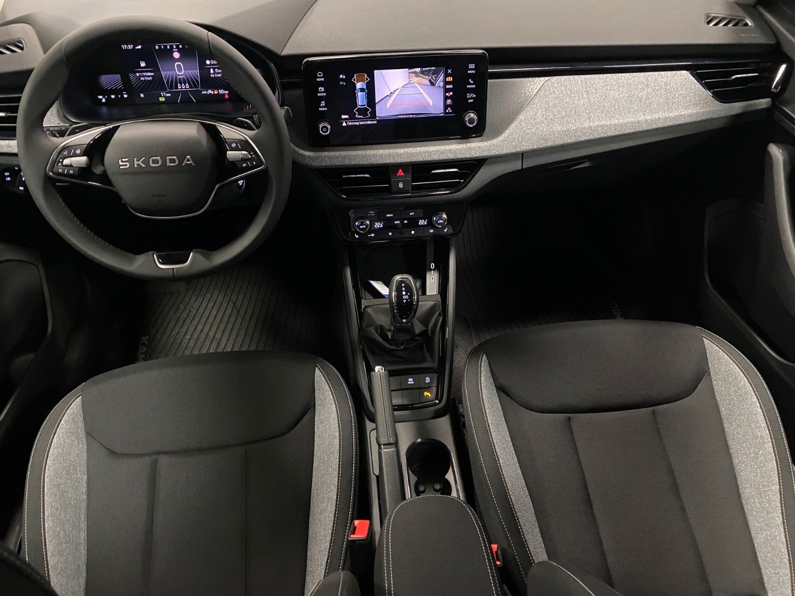 Fahrzeugabbildung SKODA Kamiq 1.0 TSI DSG Selection+KAMERA+PDC+16"Alu+BC