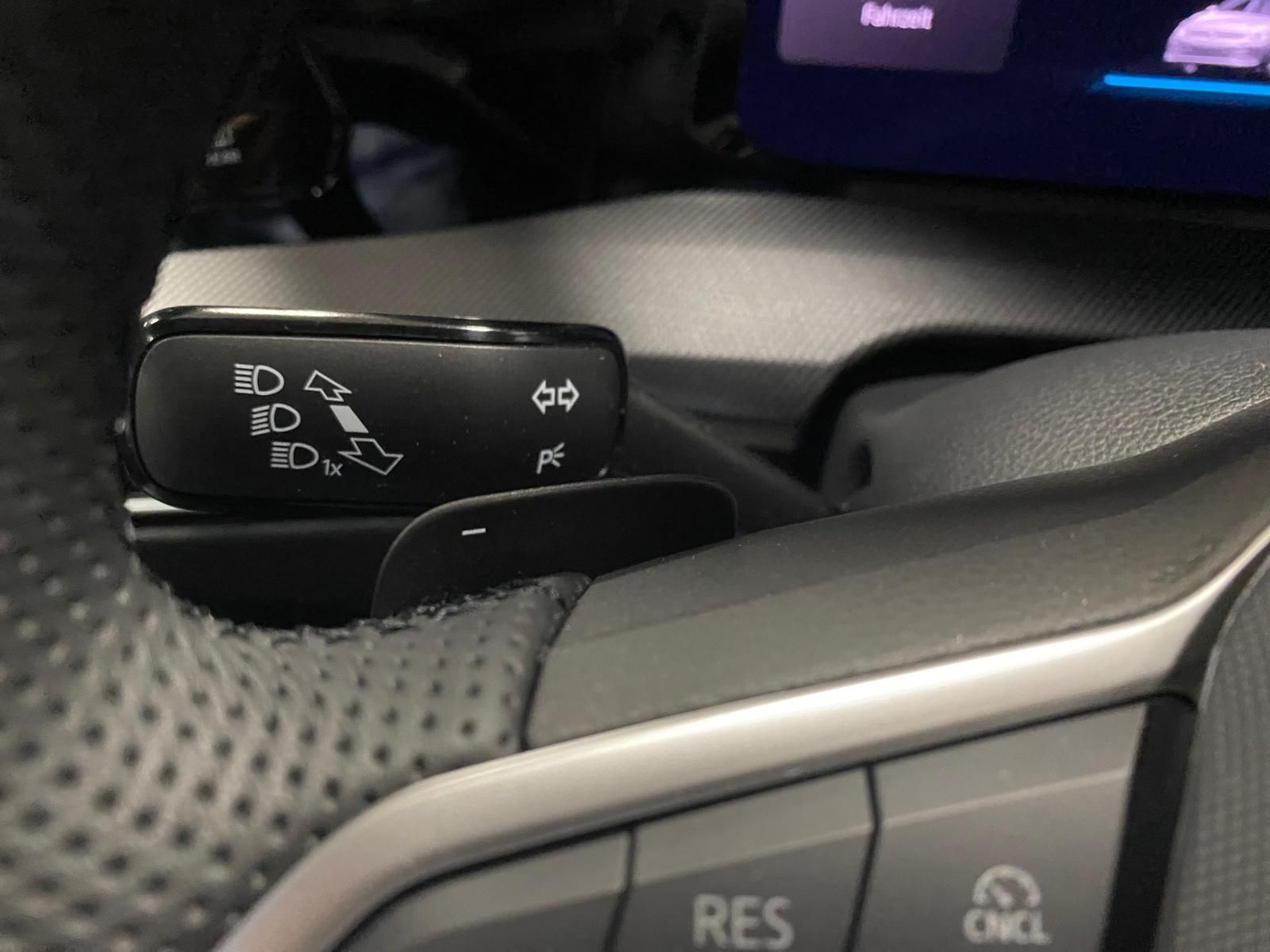 Fahrzeugabbildung Volkswagen Variant 2.0 TDI DSG R-Line BLACKSTY+MATRIX+5JGAR