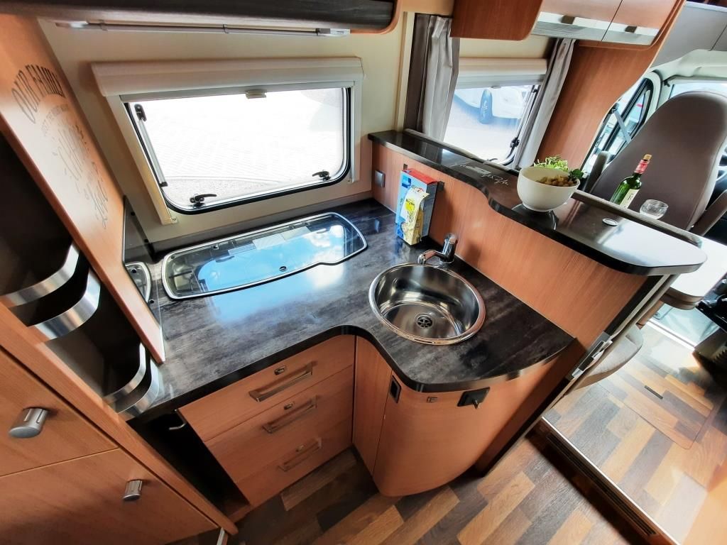 Fahrzeug Übersicht 13 Fahrzeugabbildung Knaus Sky Wave 650 MF Celebration25 Dachklima, Hubbett