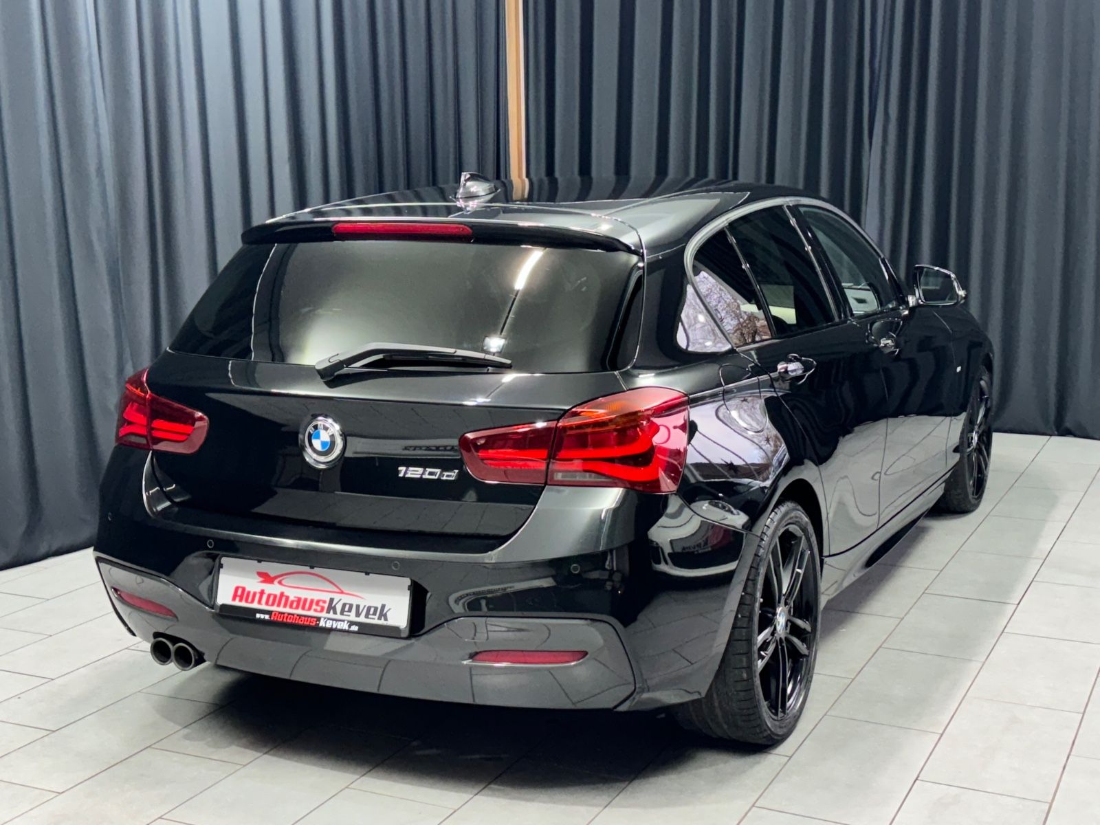 Fahrzeugabbildung BMW 120d Edition M SPORT SHADOW|AUTOMATIK|LEDER|PDC