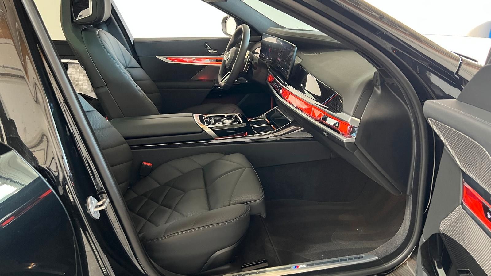 Fahrzeugabbildung BMW 740 d xDrive M Sport Pro*B&W*MASS*PAN*STHZ*CONNO
