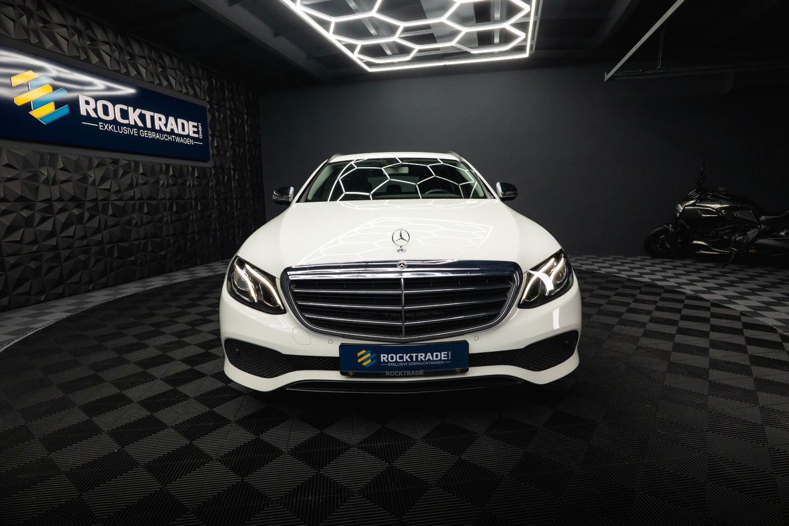 Fahrzeugabbildung Mercedes-Benz E 220d 4Matic Business *LED*Kamera*Scheckheft*