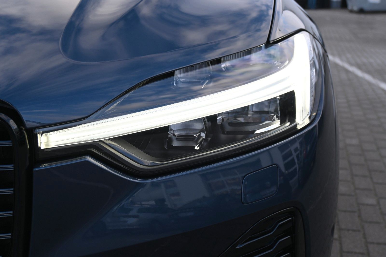 Fahrzeugabbildung Volvo XC60 B5 AWD Plus Dark*FSHZG*360°*H&K*ACC*AHK