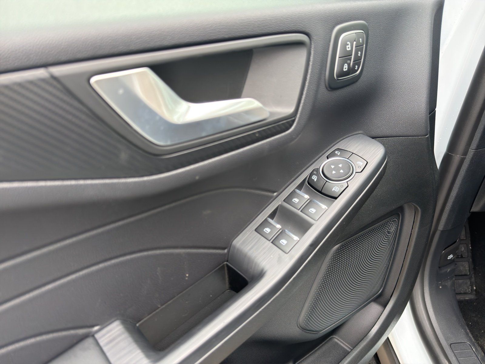 Fahrzeugabbildung Ford Kuga ST-Line X Black Package LED Matrix AHK ab.