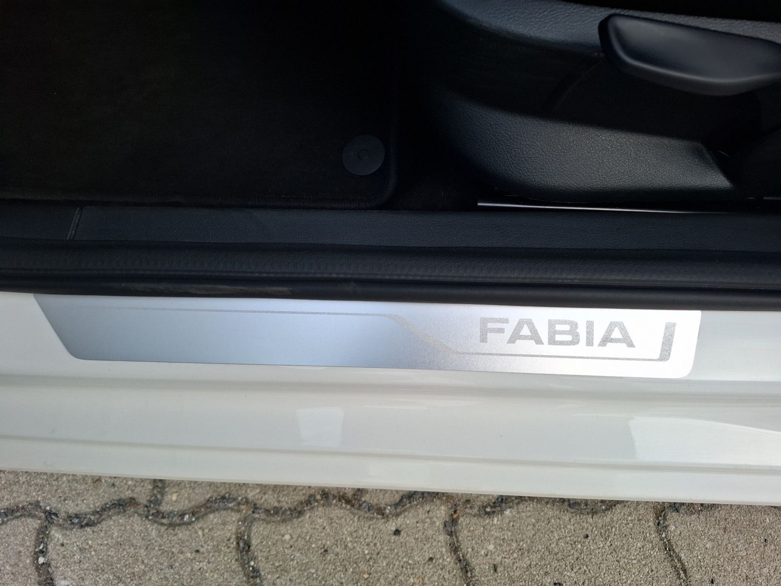 Fahrzeugabbildung SKODA Fabia Combi TSI Ambition LED Navi ACC PDC SH LM