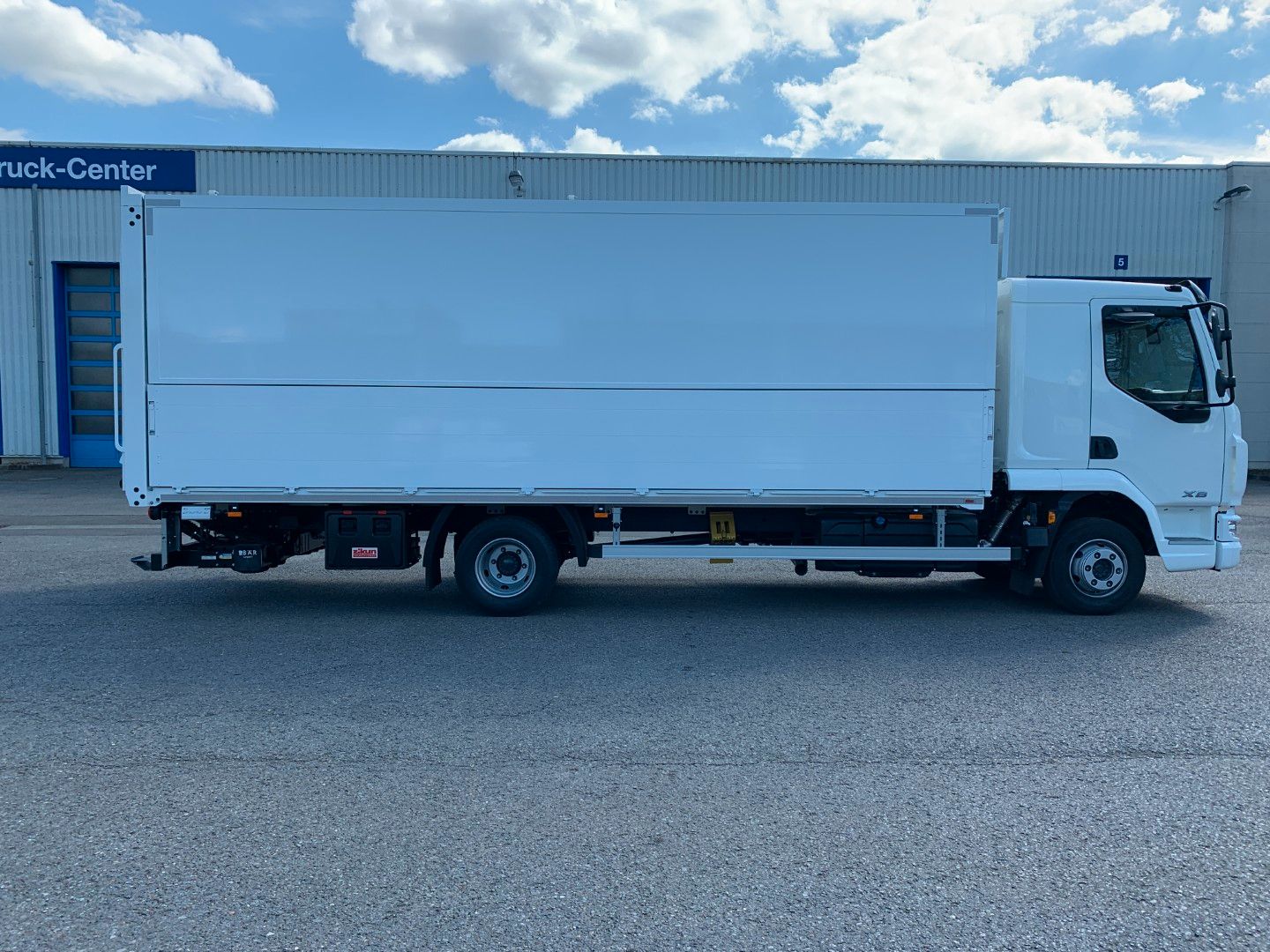 Fahrzeugabbildung DAF FA XB 260 12t Swing-Board-Aufbau
