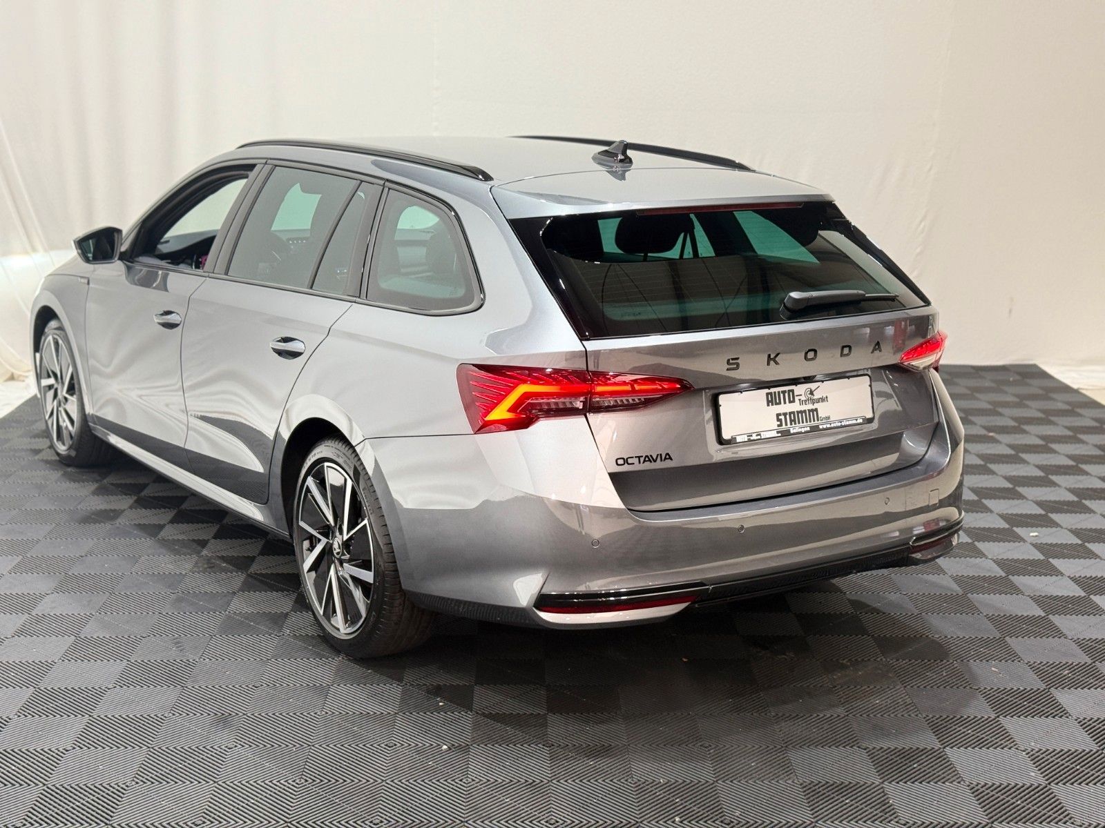 Fahrzeugabbildung SKODA Octavia Combi 2.0 TDI Sportline Infot. Paket