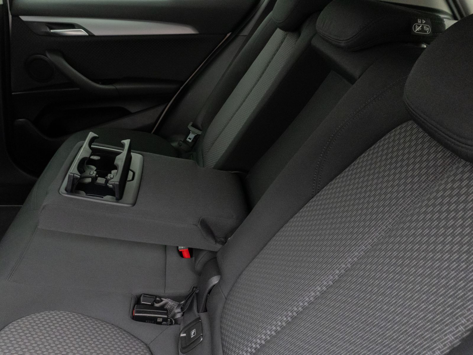 Fahrzeugabbildung BMW X2 xD25e Kamera HUD DAB HiFi Navi+Komfort Alarm