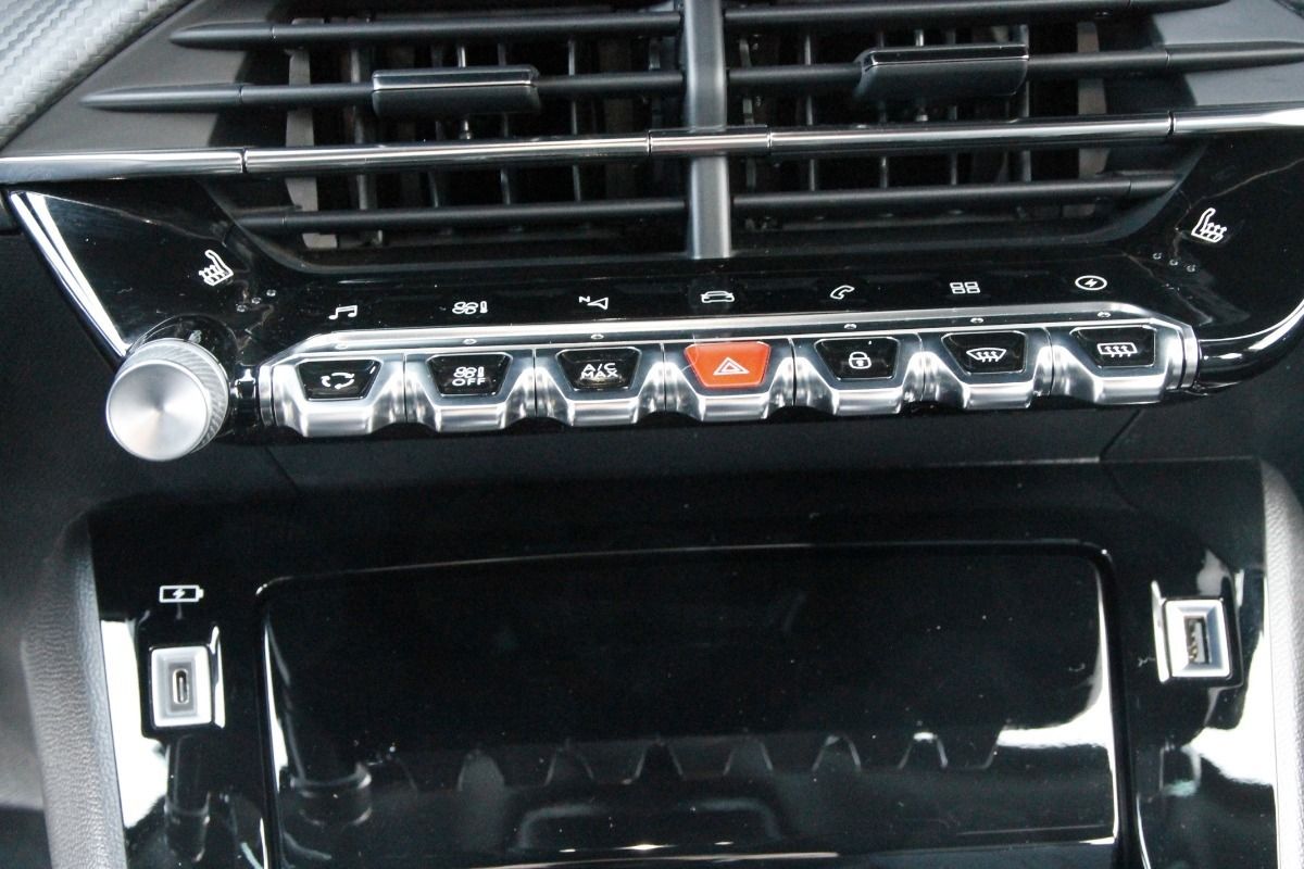 Fahrzeugabbildung Peugeot 2008 e-GT