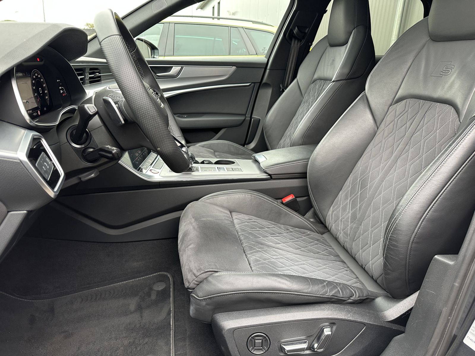 Fahrzeugabbildung Audi S6 Avant Black NAV+MATRIX+B&O+PANO+AHK+V-COCKPIT