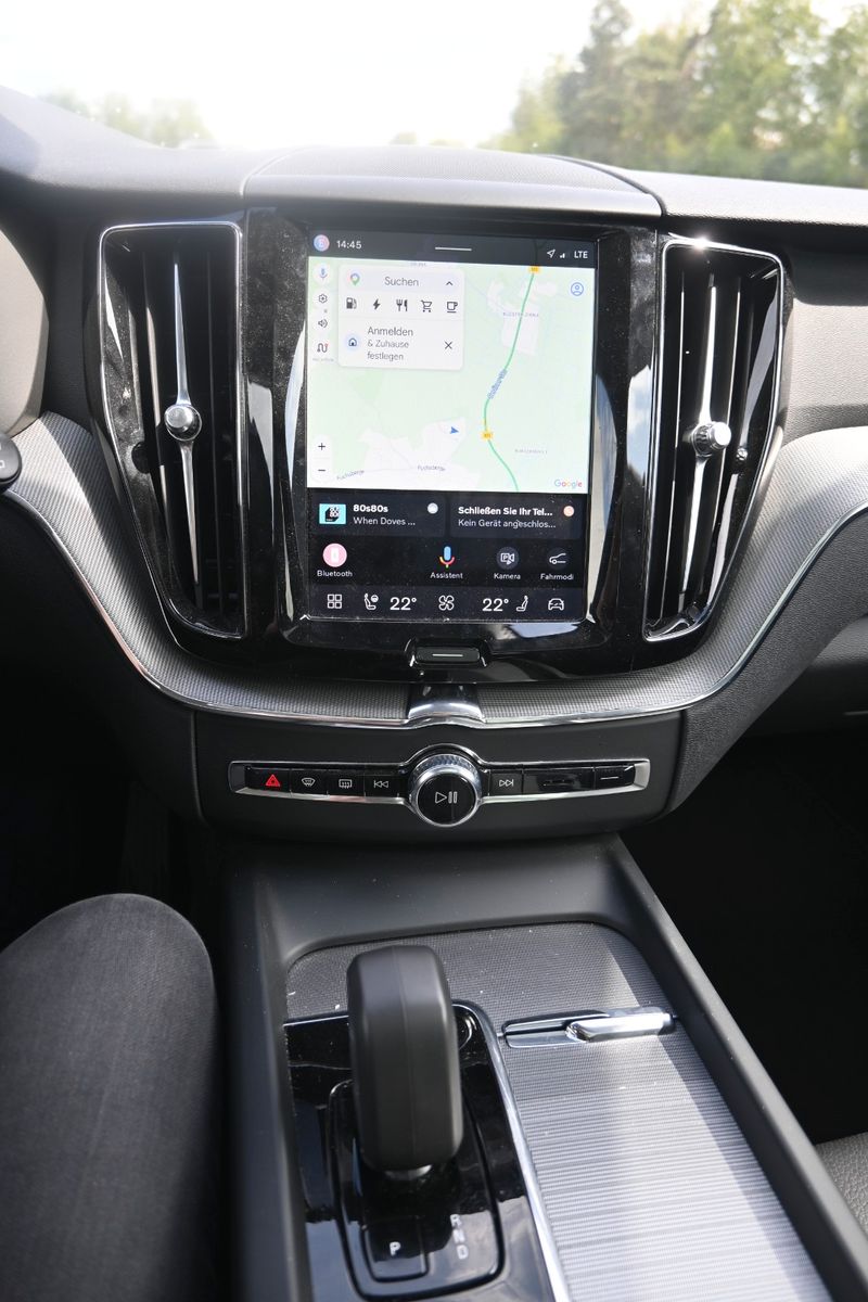 Fahrzeugabbildung Volvo XC60 T6 Essential AWD*PDC*AHK*PANO*STHZG*