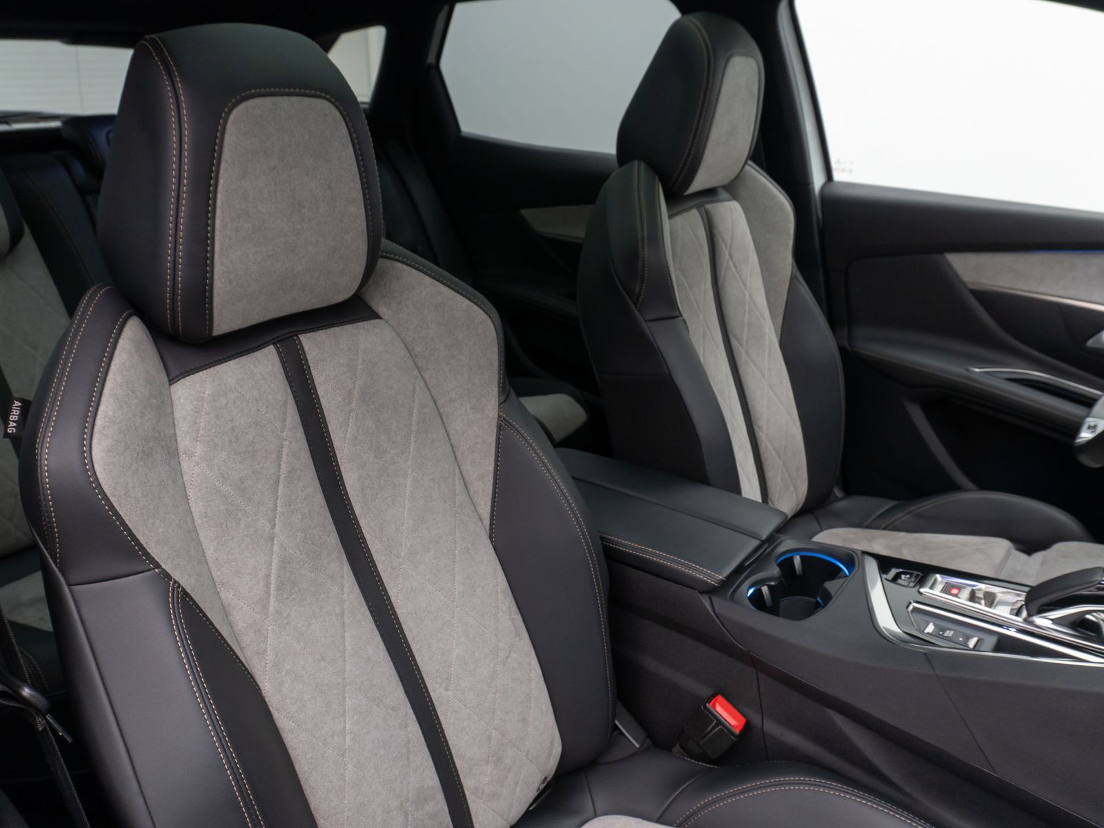 Fahrzeugabbildung Peugeot 3008 Hybrid4 300 GT Panorama 360° Massage AHK