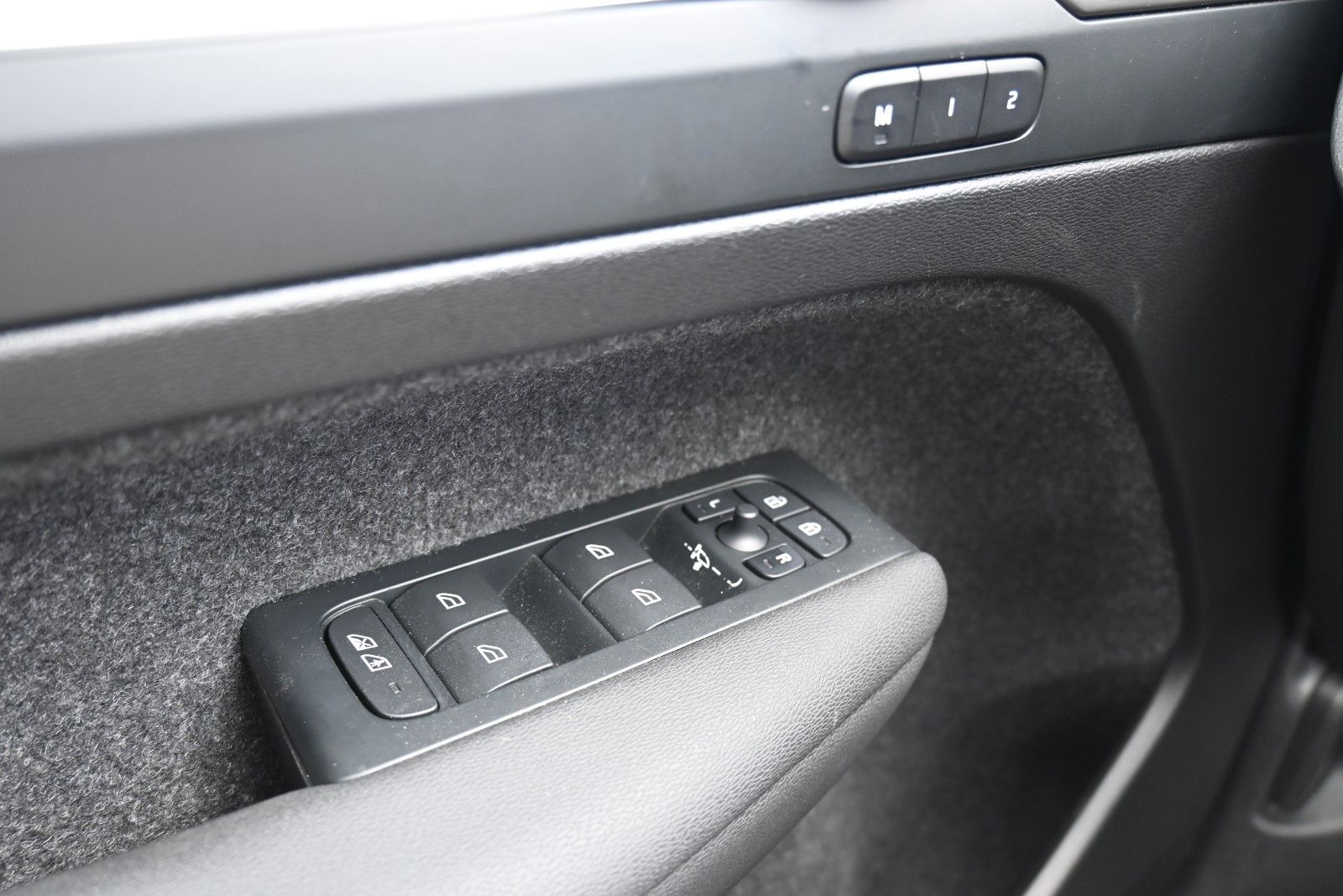 Fahrzeugabbildung Volvo XC40 B4 DKG Dark*PANO*STDHZG*360°*ACC*AHK*VOLL *