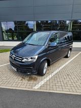 Volkswagen T6 Multivan - blaue Volkswagen T6 Multivan