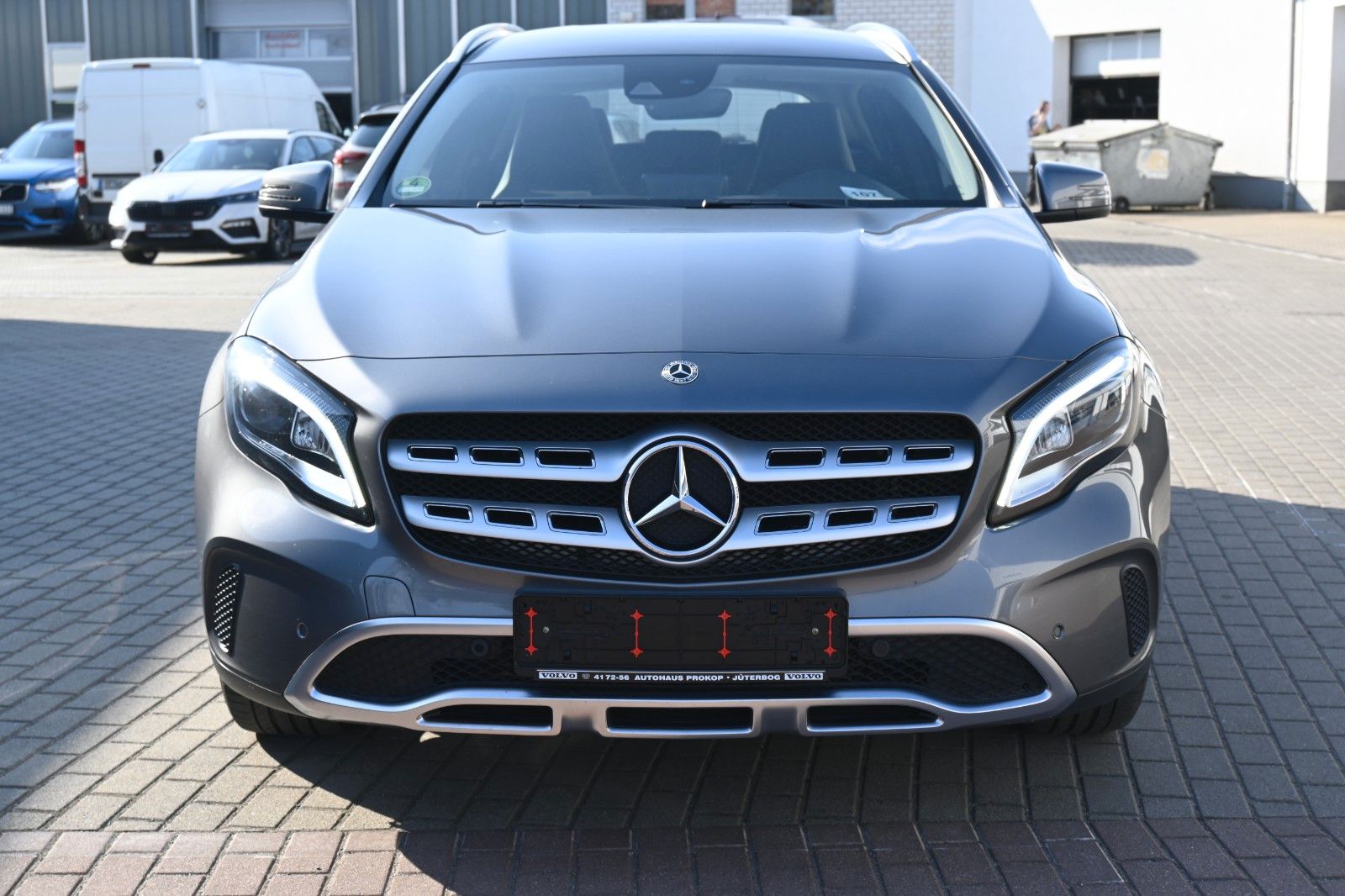 Fahrzeugabbildung Mercedes-Benz GLA 180 Schalter Urban*Navi*RFK*AHK