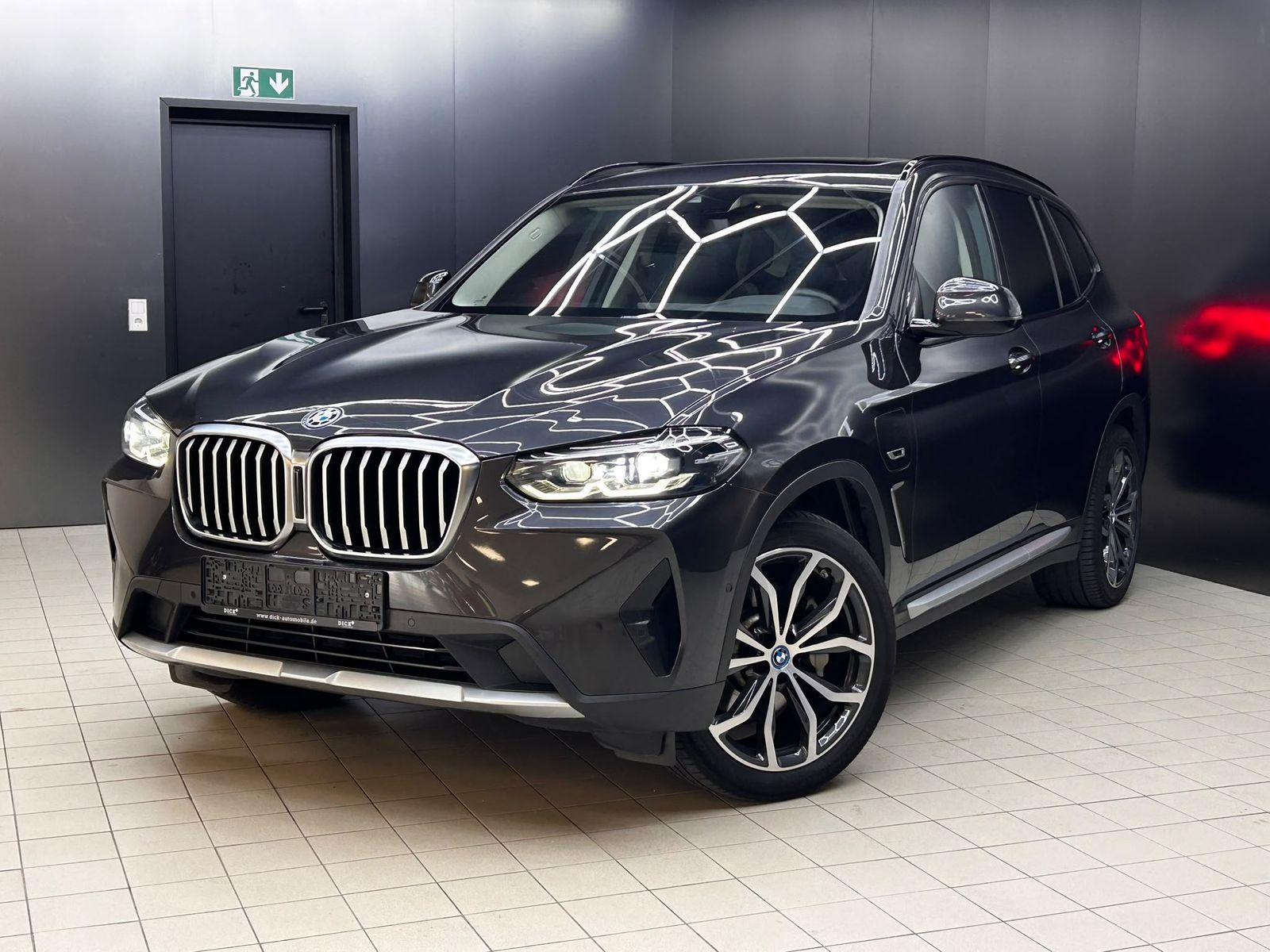 BMW X3 xDr 30e SHADOW+PANO+LEDER+LED+SHZ+NAVI+KAM+MF imagem 3