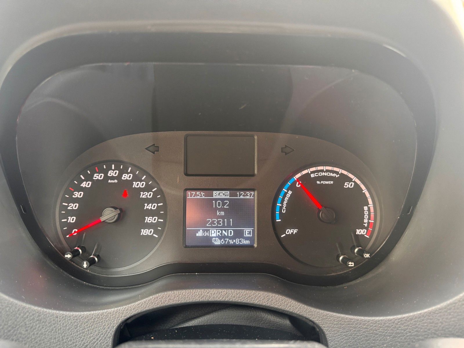 Fahrzeugabbildung Mercedes-Benz eSprinter 312 DHL Regal KEP-Ausbau