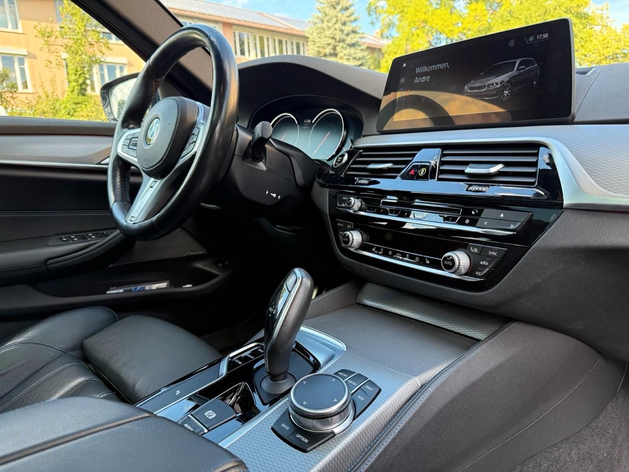 BMW 530d xDrive Touring M PAKET PANO CARPLAY HUD