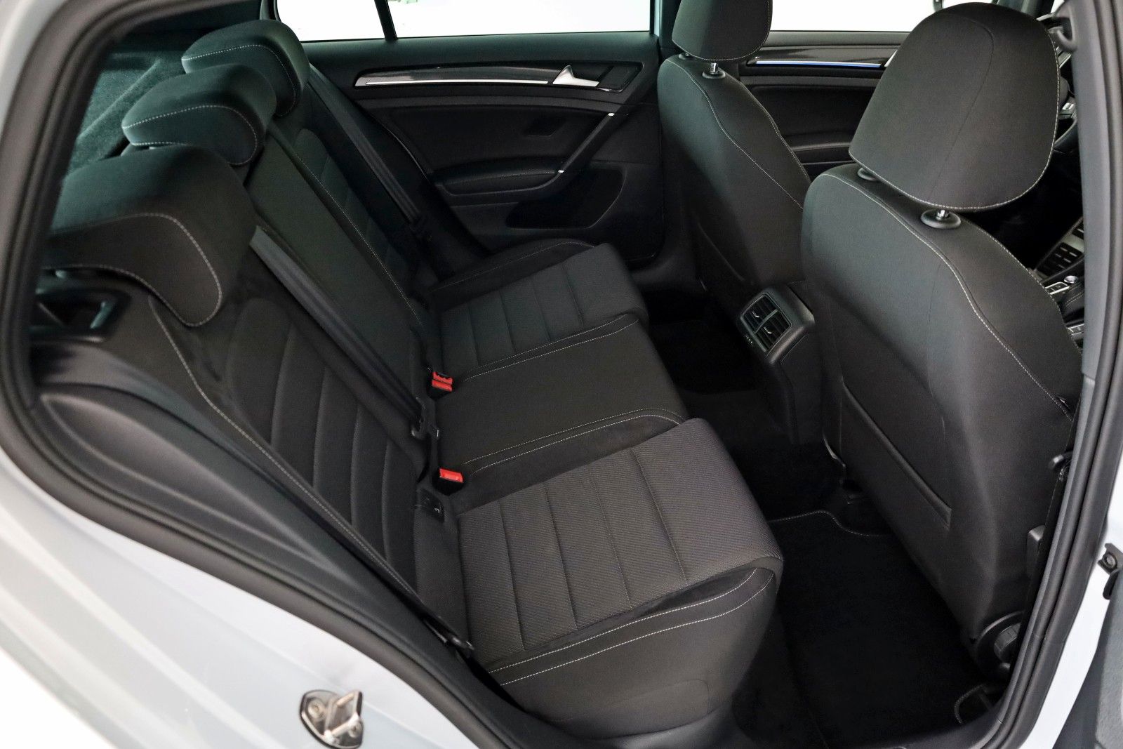Fahrzeugabbildung Volkswagen Golf VII Lim. R 4M Navi,LED,PDC,Kamera,SH,SR+WR
