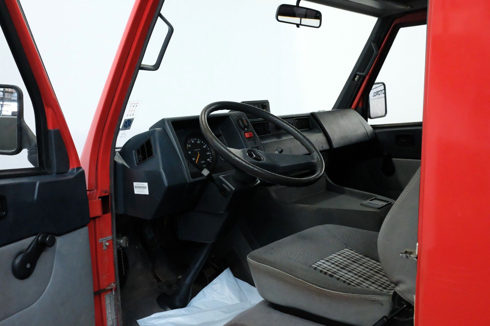 Fahrzeugabbildung Mercedes-Benz MB 100 D 8-Sitzer verglast STANDHEIZUNG