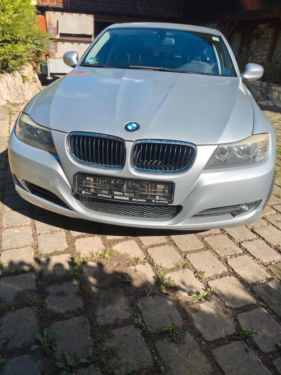 BMW 318 2009 — interior