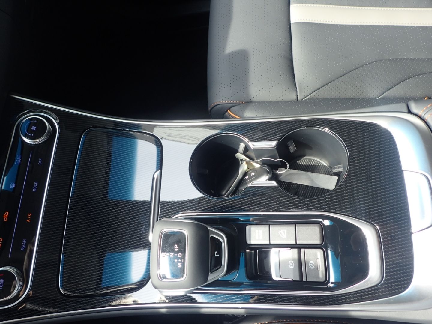 Fahrzeugabbildung DFSK Forthing 4 U Tour Noble 1,5T 7Sitzer Shz Pano LE