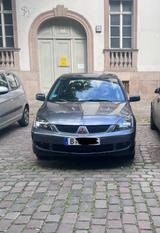 Mitsubishi Lancer 1.6 Invite Automatik Invite - Mitsubishi Lancer mit Benzin-Antrieb: Limousine, 1.6