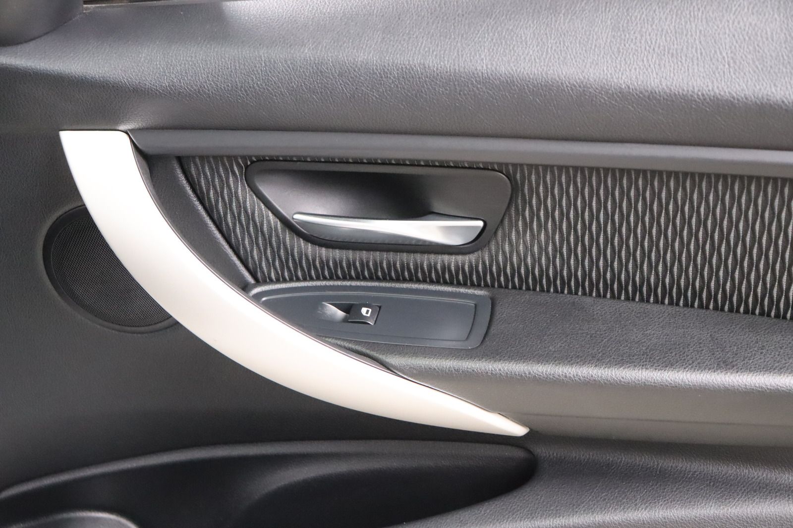 Fahrzeugabbildung BMW 320 i Touring xDrive * Bi- Xenon * Navi