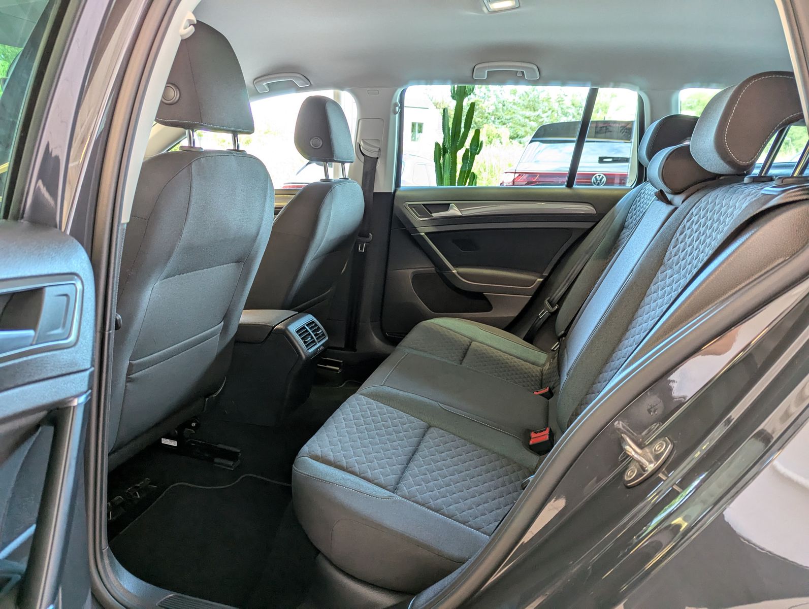 VW Golf 2.0 TDI DSG IQ.DRIVE App-Connect ACC AHK - Image 14