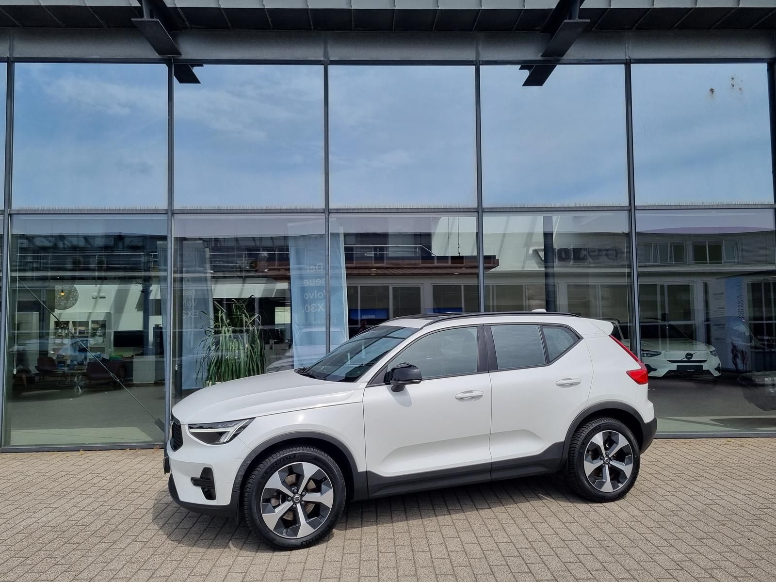 Fahrzeugabbildung Volvo XC40 B4 Benzin Plus Dark 'elektr. Glasdach'