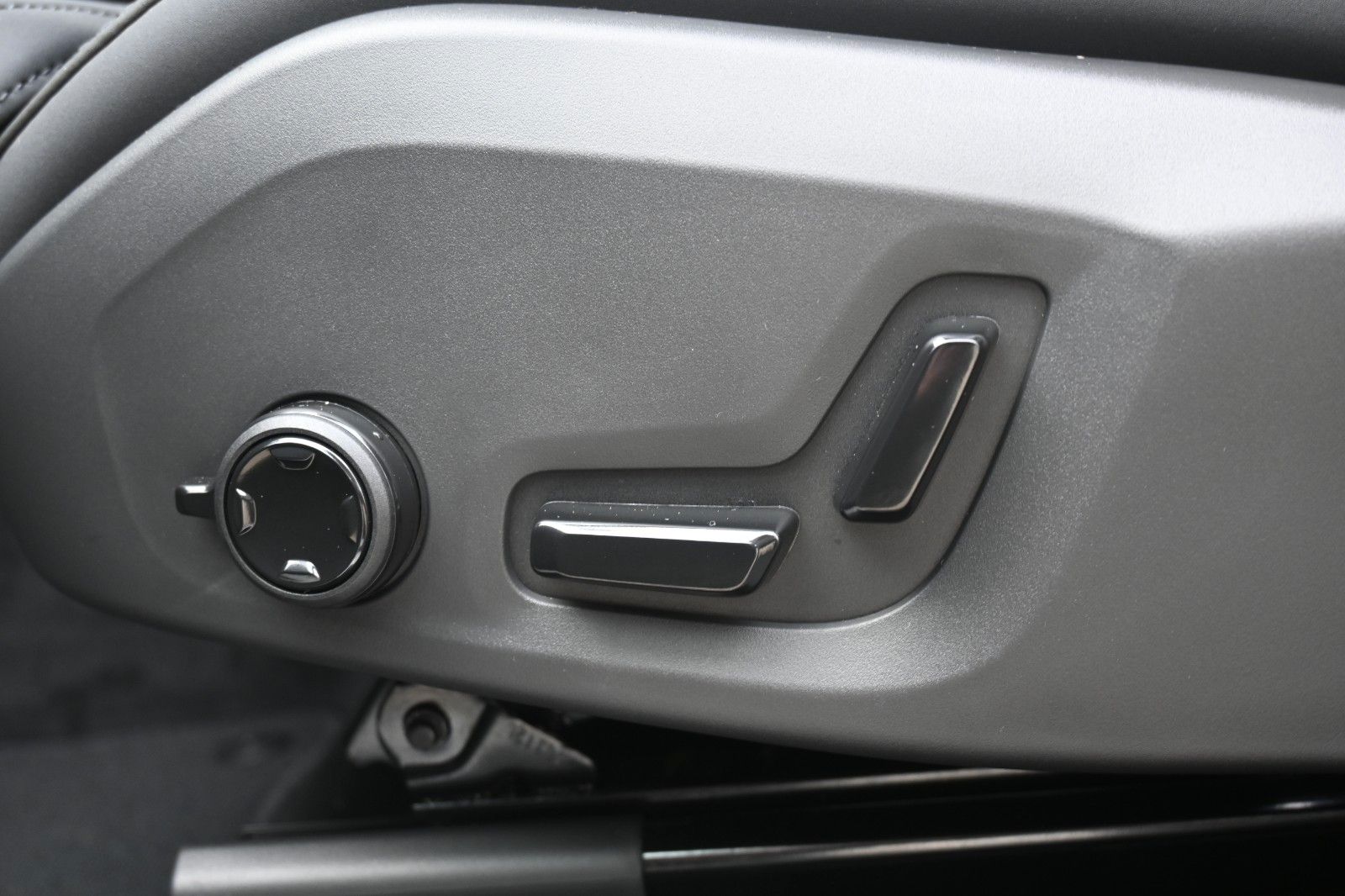 Fahrzeugabbildung Volvo XC60 Recharge T6 AWD Plus Dark