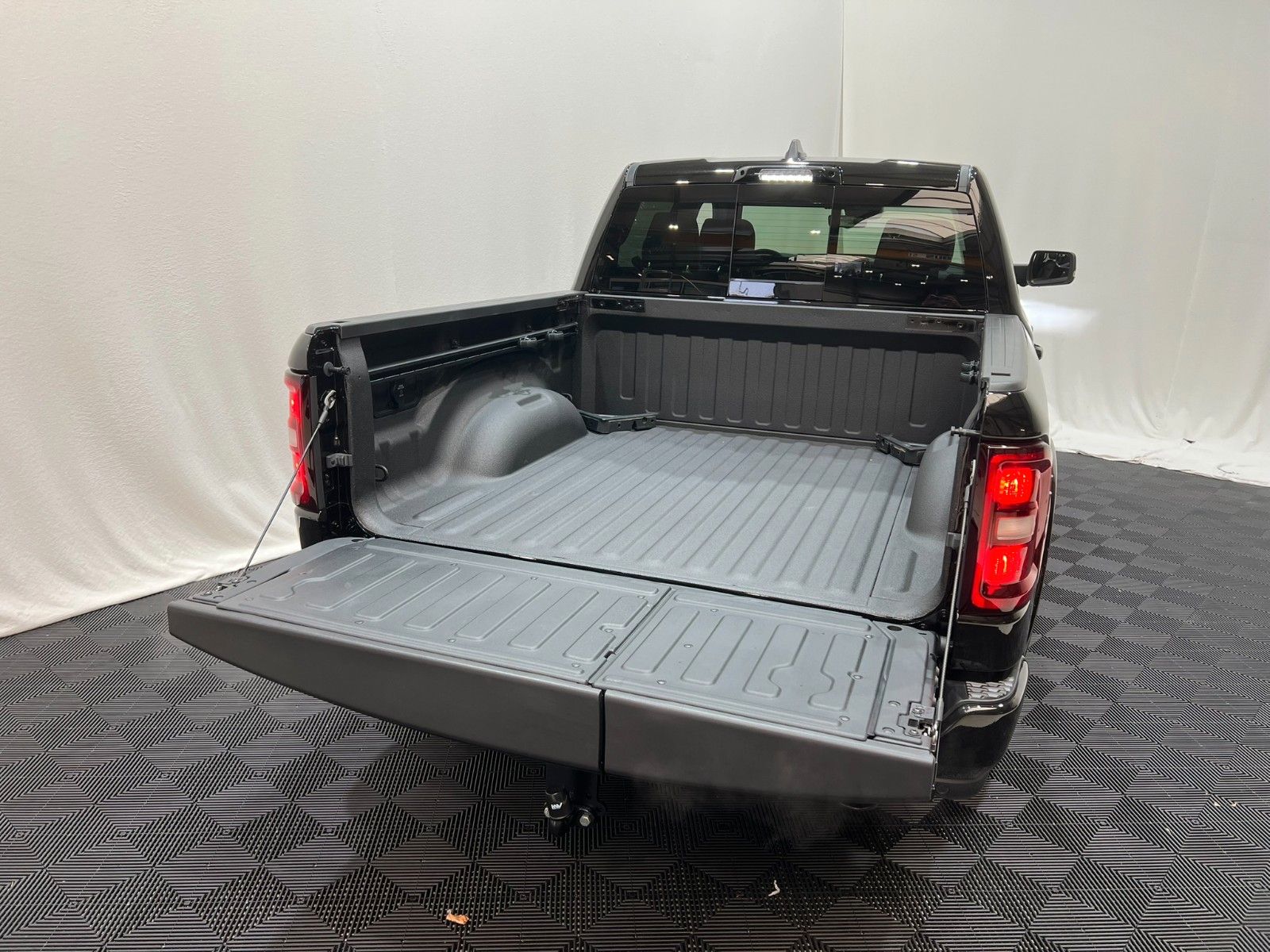 Fahrzeugabbildung Dodge RAM 1500 Laramie Night Premium, LUFT/MFT*AKTION*