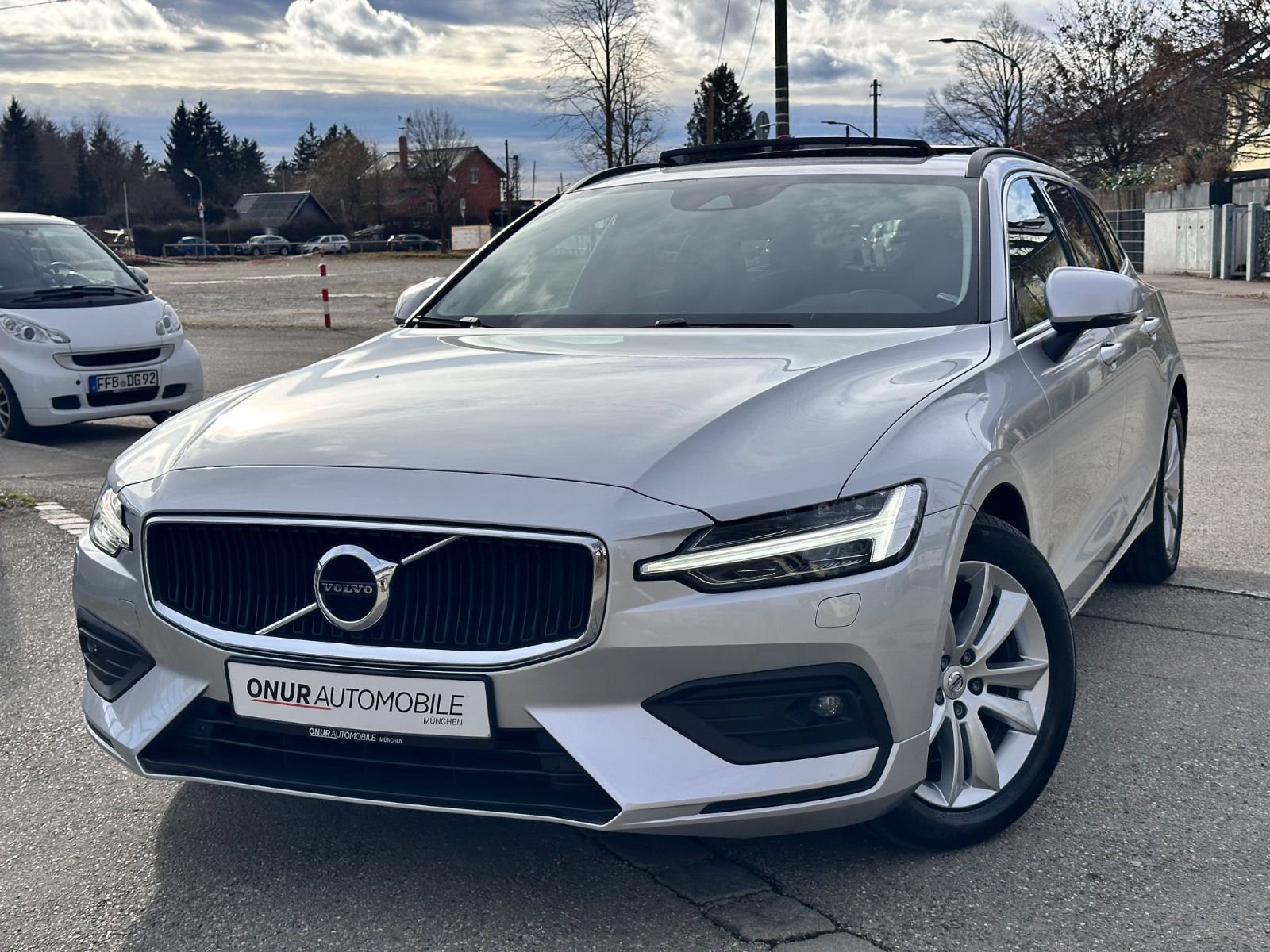 Volvo V60 Kombi Momentum Pro Navi Leder Pano H&K imagem 3