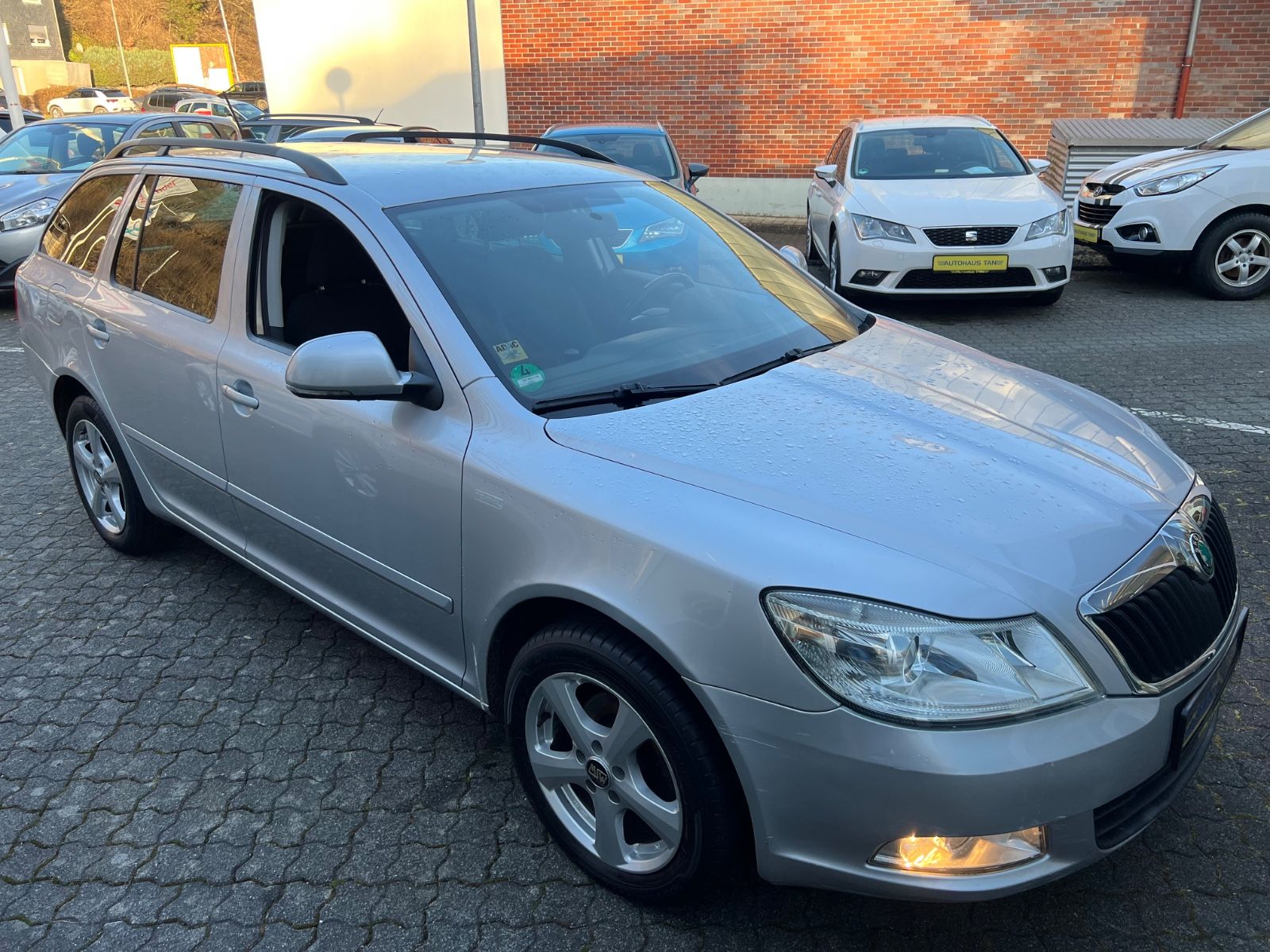 Fahrzeugabbildung SKODA Octavia 1.6 TDI Combi Family * NAVI *AHK*