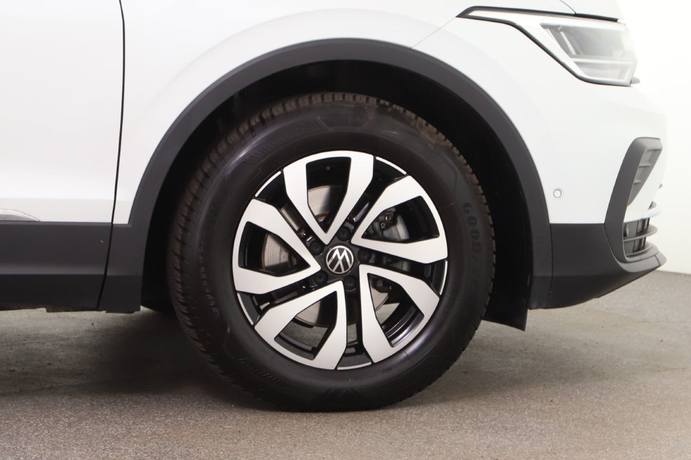 Volkswagen Tiguan 1.5 TSI DSG Active LED ACC App Navi AHK foto 3