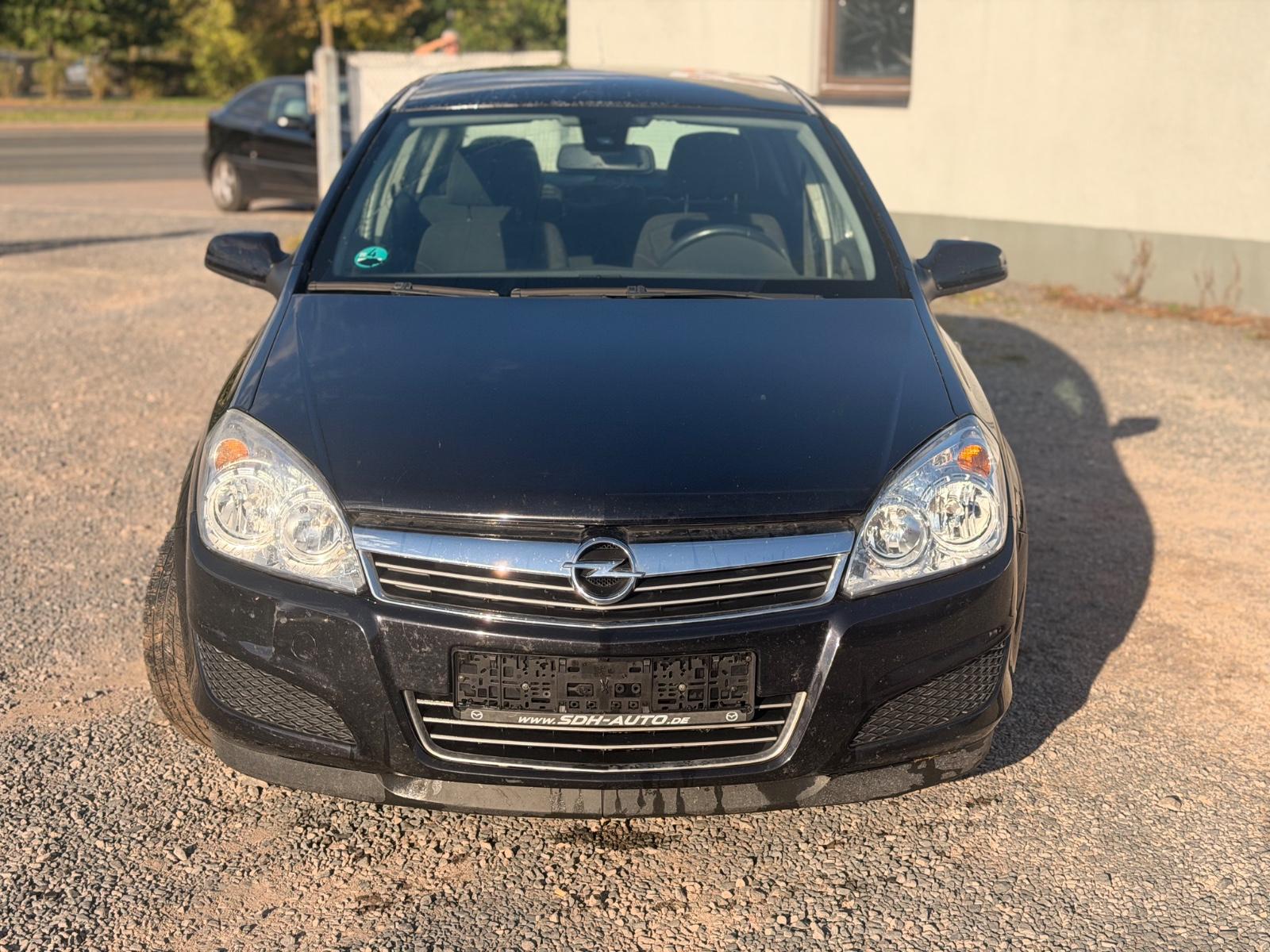 Opel Astra 2007 — rear view