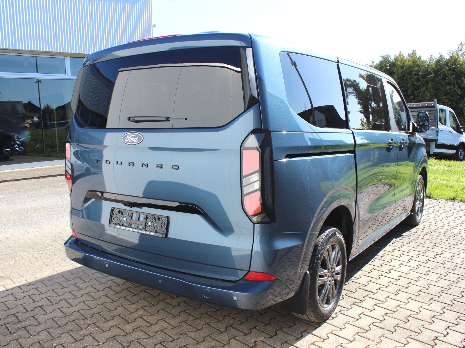 Fahrzeugabbildung Ford Tourneo Custom 320 L1 Tourneo Titanium FWD