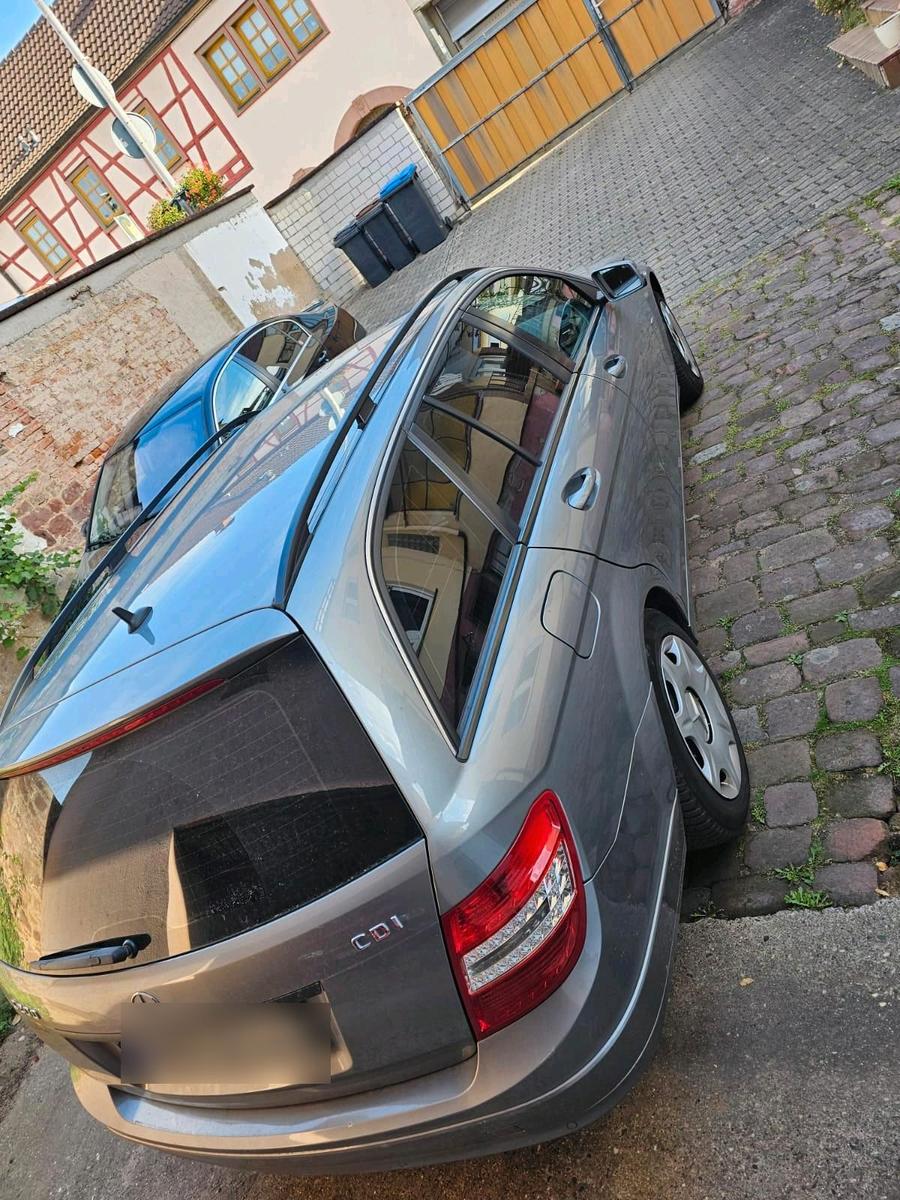 Mercedes-Benz C200 2010 — photo 14