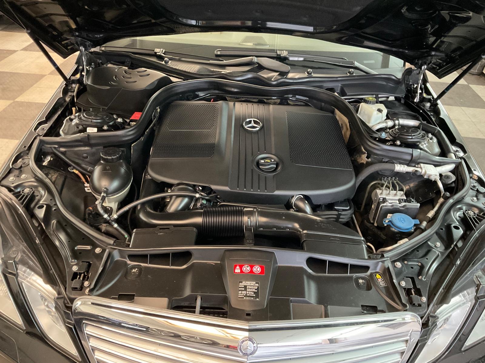 Mercedes-Benz E220 2011 — photo 39