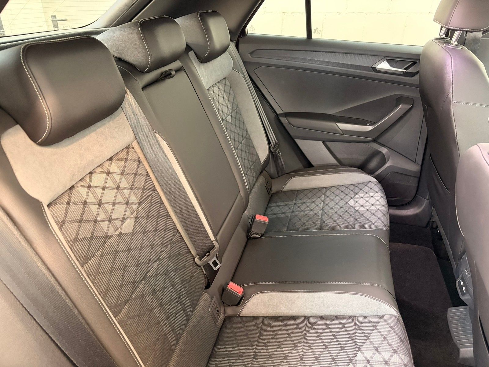 Fahrzeugabbildung Volkswagen T-Roc R-Line 2.0 TSI DSG 4M +ACC +LED + IQ.Drive
