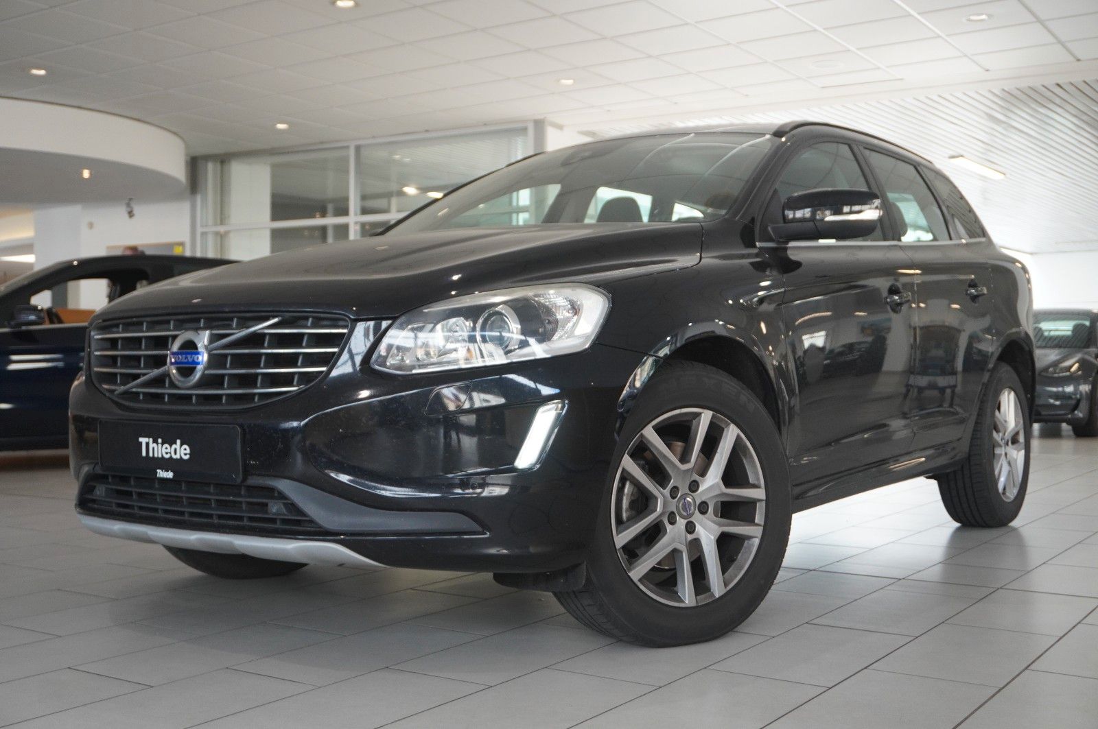 Fahrzeugabbildung Volvo XC 60 MOMENTUM 2WD NAVI/BI-XENON/SHZ/KAMERA/TEMP