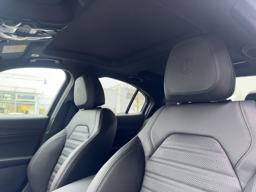Fahrzeugabbildung Alfa Romeo Giulia Veloce Q4, Leder, Schiebedach, PDC, Rückf