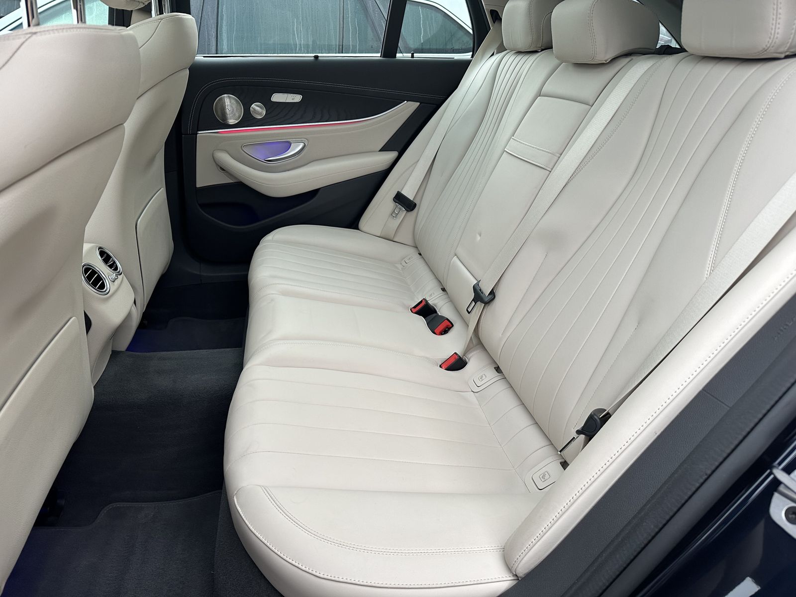 Fahrzeugabbildung Mercedes-Benz E 300de T AMG-Line NAV+LED+PANO+BURMESTER+KAMERA