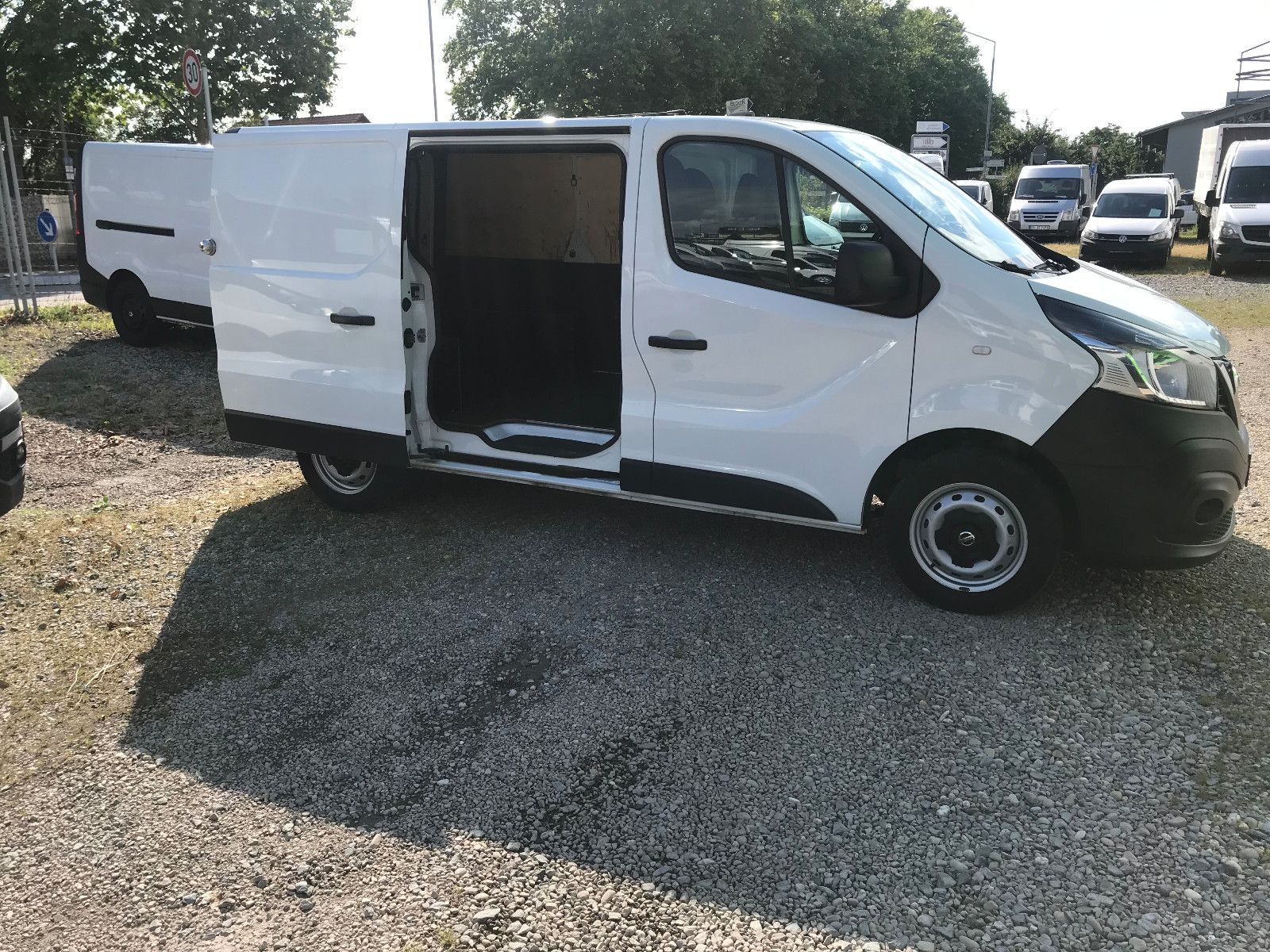 Fahrzeugabbildung Nissan NV300 Kastenwagen L1H1 2,7t PRO,PDC,SHg