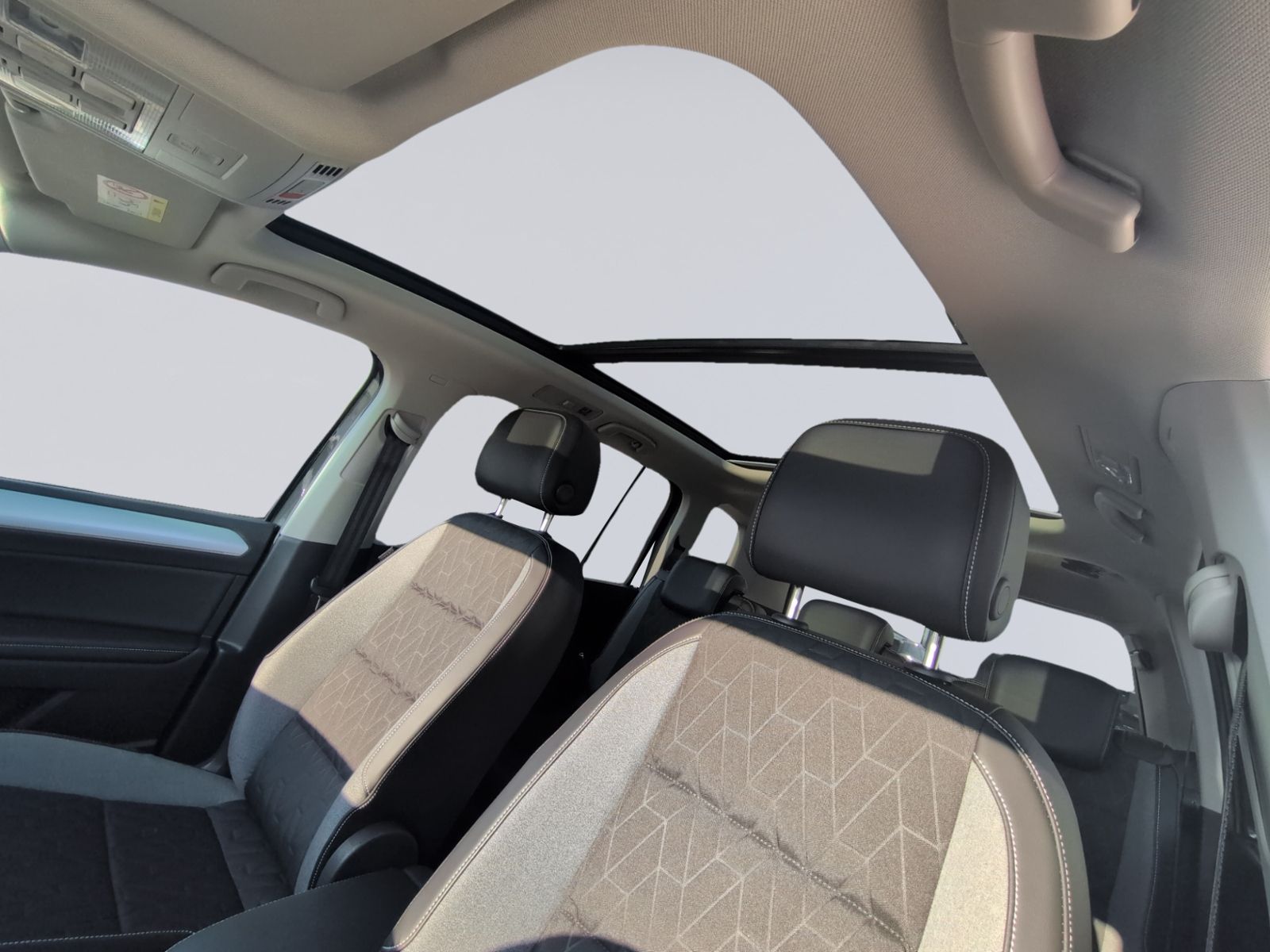 Touran 1.5 TSI DSG R Line 7Sitzer+AHK+PANO+MATRI